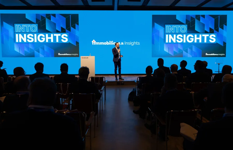 Speaker sul palco durante l'edizione 2025 di Into Insights